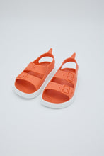 Sandalias Boatilus IRKY VEG en color blanco coral, con diseño cómodo y moderno, ideales para uso casual y veraniego.
