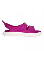 Sandalias Boatilus IRKY VEG en color fucsia y blanco, con diseño cómodo y moderno para mujer.