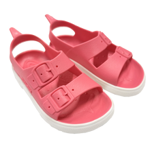 Sandalias Boatilus IRKY VEG en color fucsia y blanco, con diseño cómodo y moderno para mujer.